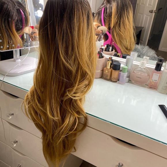 22’ long synthetic wig - Picture 2 of 5